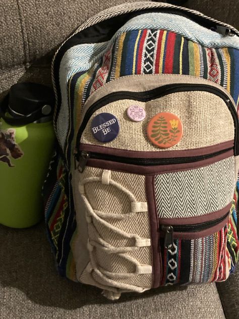 the silly! hippie backpack aesthetic and school bag decorating inspo FOR REAL Granola Bag Aesthetic, Granola Girl Backpack, College Bag Aesthetic, School Backpacks Aesthetic, Vivi Aesthetic, Granola Life, Backpack Aesthetic, Style Essence, Girl School Supplies