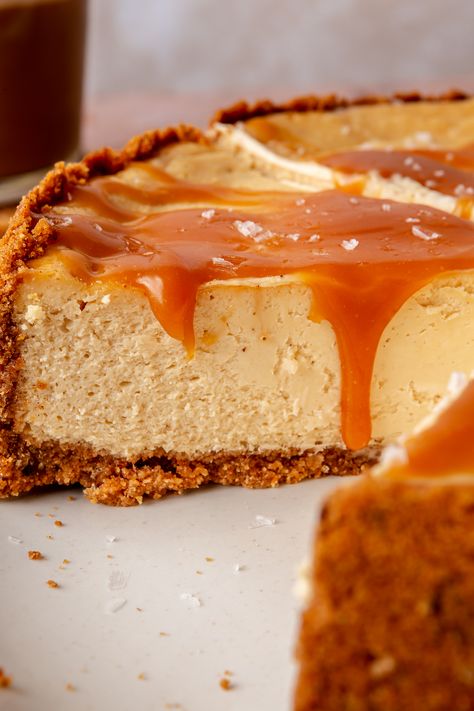 Homemade Salted Caramel Cheesecake Cheesecake Recipes Salted Caramel, Best Salted Caramel Cheesecake, Salted Caramel Pumpkin Cheesecake, Salted Caramel Cheesecake Bars, Cheesecake Salted Caramel, No Bake Salted Caramel Cheesecake, Caramel Desert, Caramel Deserts, Caramel Cheesecake Bars