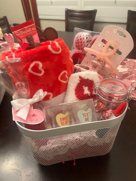 Cheap Valentines Basket, Valentine’s Day Burr Basket, Valentines Basket For Bestie, Valentine’s Day Presents For Best Friend, Boo Baskets Valentines, Valentine Gift Basket For Friends, Bae Baskets For Friends, Cute Little Valentines Gifts Friends, Galantines Gift Basket