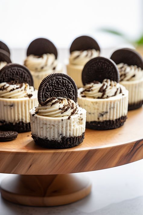 Cookies And Cream Cheesecake Cupcakes, Oreo Bottom Cheesecake Cupcakes, Oreo Cheesecake Cupcakes Recipe, Small Sweet Treats Mini Desserts, Deserts Recipes For Dinner Party, Oreo Cheesecake Dessert Cups, Baked Mini Cheesecake Recipes, Mini Oreo Cheesecake No Bake, Cheesecake Recipes Individual