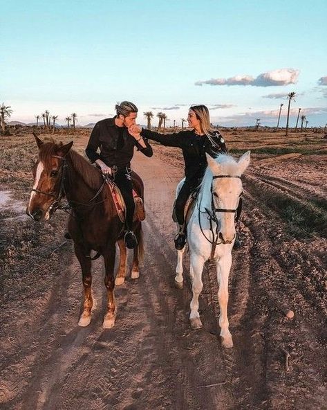 Best Photo Ideas, Equestrian Photoshoot, Horse Couple, Couple Photo Ideas, Horse Riding Aesthetic, Pictures With Horses, Loving Couples, Horse Aesthetic, Wedding Couple Poses Photography