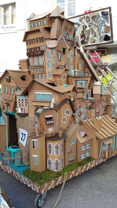 Cardboard Art Projects, Cardboard City, Garden Art Ideas, Cardboard Box Crafts, Cardboard Sculpture, Cardboard House, Succulent Gardening, Garden Art Sculptures Diy, Cardboard Art