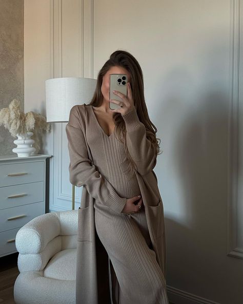 Pregnancy Outfits Casual, Summer Pregnancy Outfits, Pregnancy Fashion Winter, Cami Bodycon Dress, Winter Maternity Outfits, Maternity Work Clothes, Preggo Fashion, Pretty Pregnant, Maternity Chic