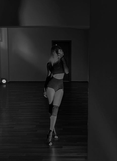 Dancing High Heels, Heels Dancing Aesthetic, Dance Heels Outfit, Pole Dancing Aesthetic Outfits, Turning Back Pose, Heels Dance Class Aesthetic, Woman Dancing Aesthetic, High Heels Dance Aesthetic, Heels Dance Aesthetic