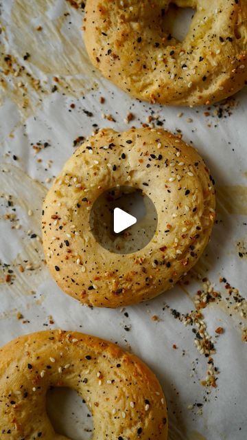 Cal Reynolds on Instagram: "Easy Healthier Homemade Bagels 🥯 

Only a few ingredients and a little bit a love is all you need to make these insanely delicious bagels. Once you try them, you're to going to want them daily. SO DAMN GOOD🔥

FULL RECIPE ⬇️

INGREDIENTS
- 1 cup all purpose flour (I used gluten free)
-  2 tsp of baking powder 
- Pinch of salt 
- 1 cup fat free plain greek yogurt 
- 1 egg, beaten 
- EBTB Seasoning (optional) 

DIRECTIONS 
1.  Combine all the dry ingredients in a large bowl. 
2. Add in the greek yogurt and mix. Keep kneading until it's well combined into a dough ball. Cover and let rise for 10 minutes. 
3. Place your dough ball on a clean lightly floured surface. Divide it into 4 equal parts.
4. Roll each part into a ball then roll it into a rope like shape and c Healthy Snacks To Buy, Keto Bagels, Low Carb Snack, Homemade Bagels, Bagel Recipe, Healthy Snacks Easy, Everything Bagel, Low Carb Snacks, Healthy Homemade