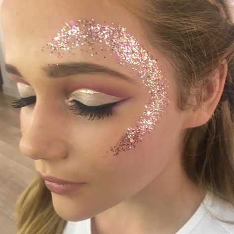 Girlish Makeup, Glitter Face Festival, Football Face Paint, Karneval Diy, Coachella Makeup, Glitter Bar, Festival Makeup Glitter, Gold Makeup Looks, Face Glitter