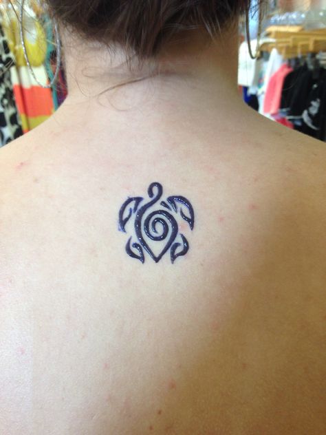 Turtle henna tattoo Tattoos Turtle, Turtle Henna, Hawaiian Turtle Tattoos, Cool Henna Designs, Henne Tattoo, Cute Henna Tattoos, Body Tattoo Design, Small Henna, Turtle Tattoo Designs