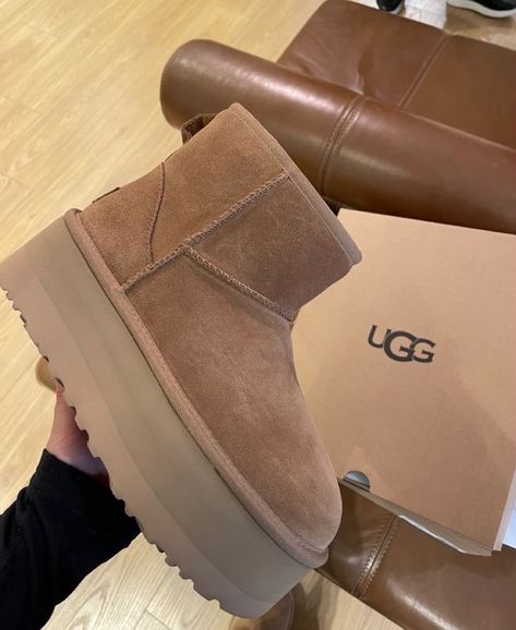 🦥☁️ COZY SEASON!!!…. CHESTNUT UGG NOW ONLINE! SAND/ CHESTNUT. www.valtikka.co . . SHOP NOW WORLDWIDE SHIPPING . . . #valtikka #valtikkastyle #fashion #trendy #ugg #boots #ugg Uggs Outfit Winter, Cute Uggs, Simple Work Outfits, Fluffy Shoes, Pretty Sneakers, Pretty Shoes Sneakers, Boots Ugg, Shoe Gallery, Trendy Boots