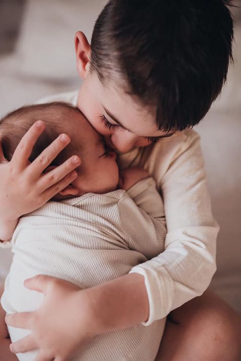 Newborn And Sibling Photo Ideas Outdoor, Newborn Photo Shoot With Siblings, Family Of 4 With Newborn Photography, Newborn Family Photos Bed, Toddler Baby Photo Shoot, Newborn With Toddler Photography, Family Pictures In Bed, Toddler Newborn Photoshoot, Family Of 6 Newborn Pictures