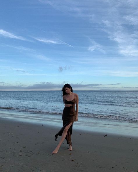 Sea Poses Photo Ideas, Beach Pose Ideas Instagram, Sea Poses, Boracay Outfit, Energy Magic, Beach Photo Inspiration, Beach Poses Instagram, Beach Instagram Pictures, Summer Poses