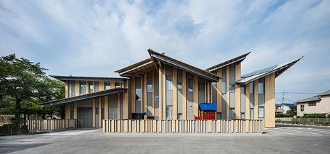 the roofscape reflects the residential neighborhood of saitama city and accommodates around 150 children with facilities that combine both a nursery school and kindergarten. Saitama City, Educational Architecture, Butterfly Roof, Kindergarten Design, Kengo Kuma, Japanese Architect, Roof Architecture, Building Roof, Shed Roof