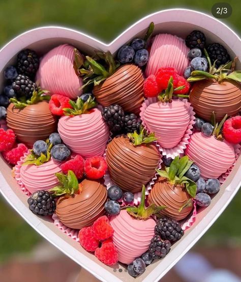 Chocolate Covered Birthday Strawberries, Desert Gift Ideas, Chocolate Covered Strawberry Designs, Strawberry Covered Chocolate Ideas, Happy Birthday Strawberries, Birthday Chocolate Covered Strawberries, Chocolate Covered Strawberries Ideas, Choc Strawberries, Birthday Strawberries