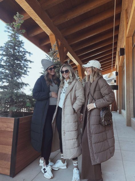 Winter Outfits Mountain Snow, Long Down Coat Outfit, Snow Coat Outfit, Fall Jackets For Women 2024, Duvet Coat Outfit, Mountain Outfit Fall Casual, Winter In Europe Outfits Cold Weather, Ski Mountain Outfits, Winter In Canada Outfit