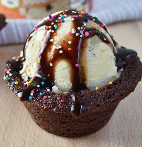 Ouu... How could a Sundae be even BETTER? Why, make the bowl out of a BROWNIE . . THAT'S how! ;o) Brownie Bowls, Ice Cream Sundae Bar, Brownie Sundae, Brownie Cups, Sundae Bar, Brownie Ice Cream, Ice Cream Treats, Cream Desserts, Ice Cream Toppings