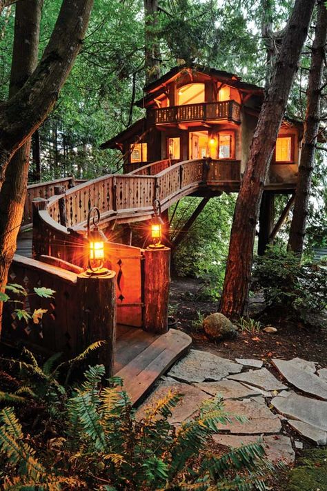 17 Amazing Treehouses from Around the World Cool Tree Houses, Bhutan, Alam Semula Jadi, Style At Home, Window Seat, Tiny Homes, House In The Woods, Home Staging, Home Fashion