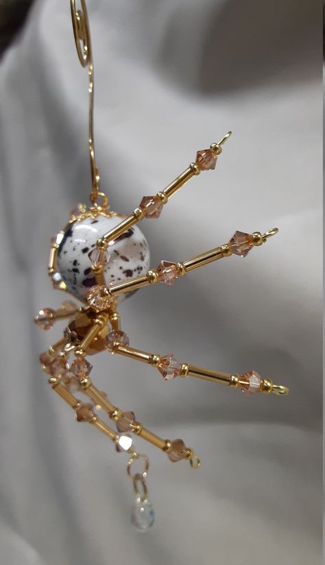 Diy Bead Spider, Diy Glass Jewelry, Small Bead Crafts, Wire Bead Animals, Small Bead Ideas, Beaded Spider Tutorial, Bead Diy Crafts, Beaded Spiders How To Make, Beaded Spiderweb