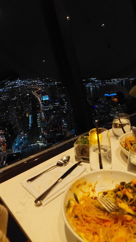 Cn Tower Aesthetic, Cn Tower Restaurant, Aesthetic Cityscape, Student Exchange, Dinner Aesthetic, Big Move, Birthday Photography, Snapchat Picture, Fancy Dinner