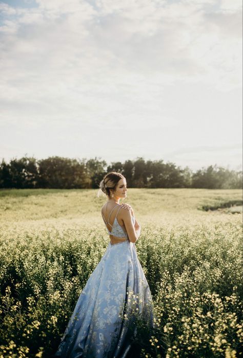 Grad Photoshoot Ideas Dresses, Grad Photoshoot Dress, Photoshoot Prom Ideas, Grad Dress Picture Ideas, Vintage Prom Photoshoot, Grad Dress Photo Ideas, Prom Pictures In A Field, Prom Dress Senior Pictures, Grad Photography Poses