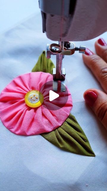 Fabric Manipulate Tutorial, Quilting Hacks, Button Sewing, Projek Menjahit, Diy Fashion Scarf, Sewing Easy Diy, Sewing Crafts Tutorials, Fashion Sewing Tutorials, Couture Sewing Techniques