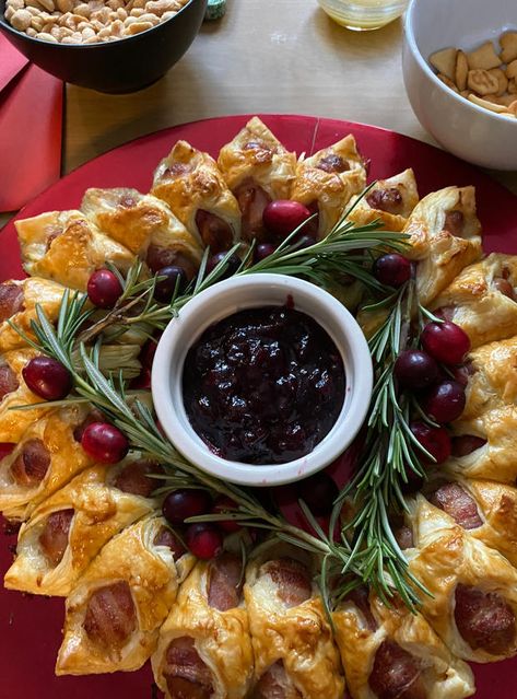 Christmas Tree Pigs In A Blanket, Pigs In A Blanket Christmas Wreath, Pigs In Blanket Wreath, Christmas Pigs In A Blanket, Pigs In A Blanket Christmas, Christmas Wreath Recipe, Pigs In A Blanket Wreath, Pigs In Blanket, Wreath Recipe