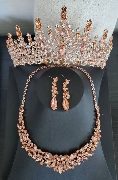 Gold Jewelry Quinceanera, Pink Quince Accessories, Quince Rose Gold Dress, Rose Gold Quince Crown, Quincenera Crowns, Quinceanera Rose Gold Theme, Quince Rose Gold, Gold Crown Quinceanera, Quince Crowns Gold