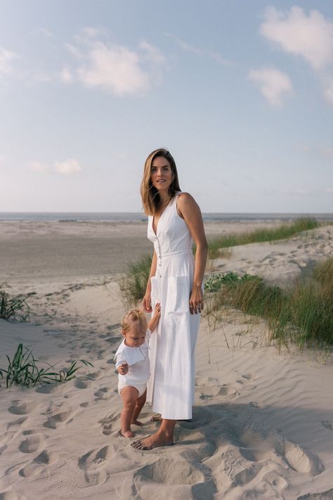 Light White Weekend Wear | Gal Meets Glam Spring Minis, Black Dress Outfit Casual, Simple Dress Pattern, Southern Fashion, Eyelet Maxi Dress, Julia Berolzheimer, Mother Daughter Dress, Gal Meets Glam, Summer Street