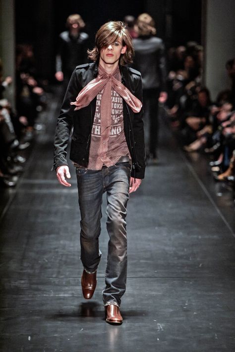 Ysl Hedi Slimane, Heidi Slimane Dior Homme, Dior Hedi Slimane, Creative Fashion Photography, Menswear Runway, Low Waist Jeans, Hedi Slimane, Menswear Collection, Going Out Outfits