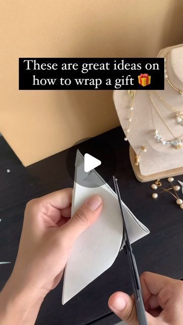 Wrapping Gifts Ideas Creative Diy Paper, Gift Wrapping Ideas For Necklace, Gift Wrap With Tissue Paper, Anniversary Wrapping Ideas, Jewellery Gift Wrapping Ideas, How To Wrap Long Gifts, Unusual Gift Wrapping Ideas, Boho Gift Wrapping Ideas, Canvas Wrapping Ideas