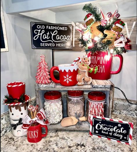 Hot Cocoa Bar Decorations, Christmas Hot Chocolate Bar Decorations, Hot Chocolate Bar Christmas Decor, Christmas Coffee Station Ideas, Christmas Hot Chocolate Bar Kitchen, Hot Coco Bar Idea Christmas, Hot Chocolate Station Christmas, Gingerbread Coffee Bar, Christmas Cocoa Bar Ideas