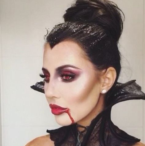 Vampyr Smink, Dracula Makeup, Dark Angel Costume, Vampire Hair, Vampire Makeup Halloween, Halloween Dresses, Vampire Halloween Costume, Vampire Makeup, Halloween Costumes Makeup