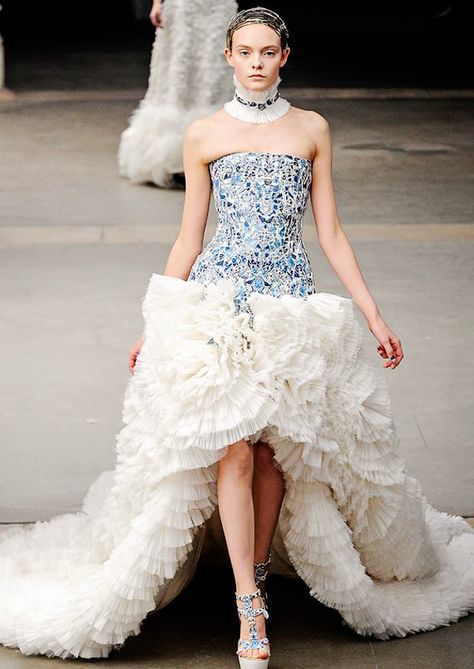 25 Breathtaking Ice Queen Themed (Frozen-Inspired) Wedding Dresses Alexander Mcqueen Wedding Dresses, Extreme Fashion, Light Fashion, Alexander Mcqueen Dresses, Interesting Fashion, Alexander Mcqueen Fashion, Royal Wedding Dress, Sarah Burton, Mcqueen Fashion