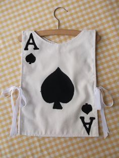 Ace Of Spades Costume, Fantasia Diy, Costumes Faciles, Playing Card Costume, Halloween Games Adults, Card Costume, Alice Costume, Baby Kostüm, Alice In Wonderland Costume