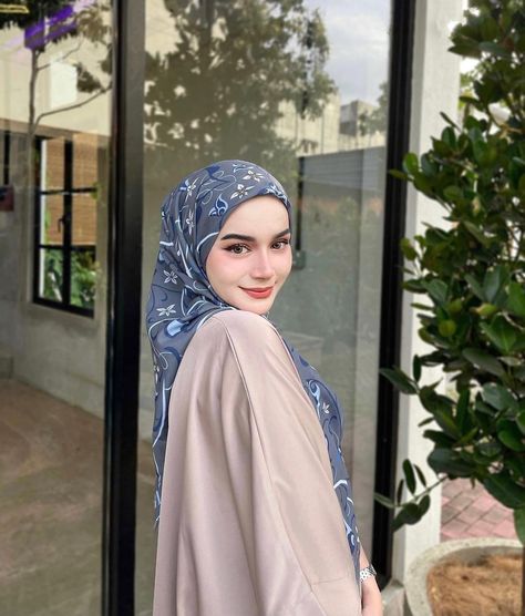 Hijab With Headband, Hijabi Style Outfits, Turkish Hijab Style, Hijab Turkish, Mode Hijabi, Kaftan Designs, Hijab Style Tutorial, Hijab Trends, Timeless Outfits