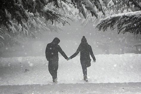 Romantic snow dates in the winter, Date ideas #love Boston Winter, Winter Date Ideas, Asking Someone Out, Snow Night, Snow Photography, Dream Date, Up Theme, Romantic Date Ideas, Winter Love