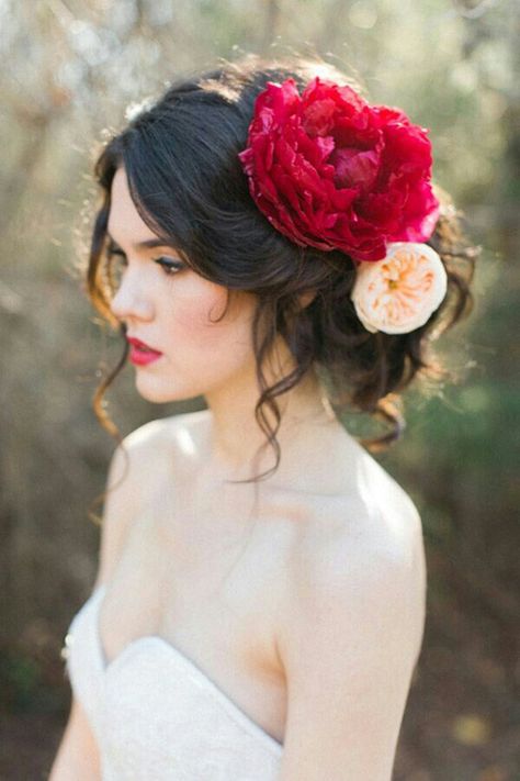 Spanish style wedding day hair Spanish Style Weddings, Spanish Style Wedding, Hairstyles For Gowns, Watters Wedding Dress, Flower Crown Hairstyle, Boho Mode, Quinceanera Hairstyles, Spanish Wedding, Boda Mexicana