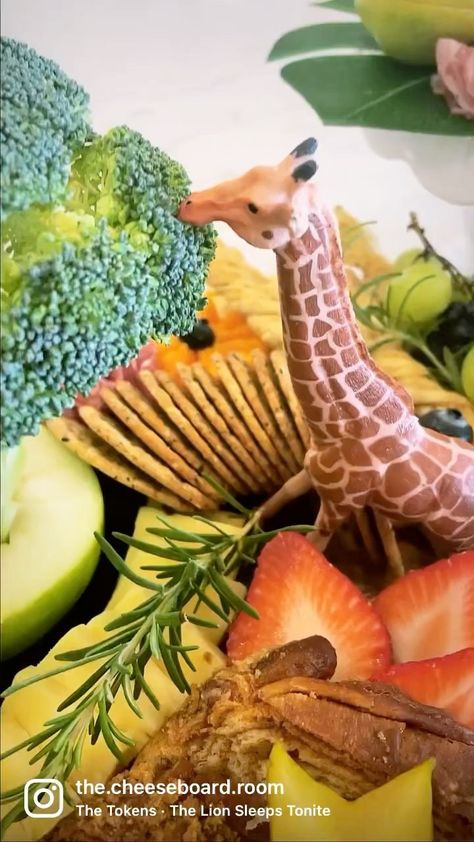 Safari Cheese Board, Safari Charcuterie Board, Safari Baby Shower Food Ideas, Jungle Baby Shower Food, Safari Party Foods, Levi Birthday, Safari Food, Baby Boy 1st Birthday Party, Sip And See