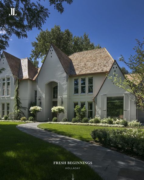 Shaker Home Exterior, Back Of The House Exterior, White Stone Houses Exterior, Earthy Tones Exterior House, White And Stone House, Stucco Brick Exterior, Japandi Home Exterior, Plaster House Exterior, European Exterior Homes