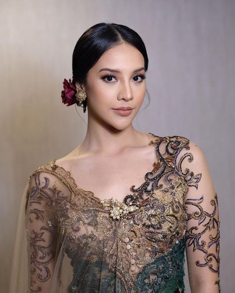 make up. make up looks. make up for beginners. make up tutorial. make up tutorial step by step. make up natural Bridesmaid Kebaya, Model Dress Kebaya, Sanggul Modern, Pre Wedding Photoshoot Props, Indonesian Wedding, Outfit Kondangan, Modern Kebaya, Batik Kebaya, Tenun Ikat