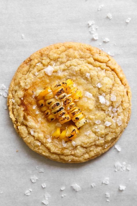 The cookie eats like a soft and chewy sugar cookie, but we immediately take a big detour from familiarity with the hit of corn flavour. The base of this cookie is all-purpose flour, lots of freeze dried corn powder, and Corn Pops cereal. The last step is optional, but highly recommended: topping each cooking with a piece of bruléed summer sweet corn. Sweet Corn Cookies, Sweet Corn Dessert, Tomato Cookies, Unique Cookie Flavors, Fancy Cookie Recipes, Corn Dessert, Corn Pops Cereal, Fried Cookies, Pops Cereal