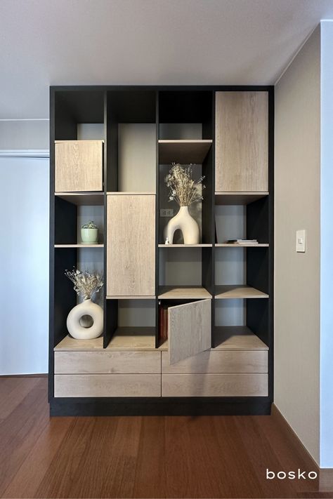 Elaboramos este librero con la finalidad de almacenar y conservar tus objetos más preciados, además de lucir ornamentos que complementan la decoración del mueble.📚
Esta pieza cuenta con diversos compartimentos que permiten albergar y organizar cómodamente diversos objetos. Así mismo, acoplamos el sistema “push” que facilita el acceso a las puertas.🗃️ Modern Bookshelf Design, Cupboard Living Room, Architecture Design Process, Bookshelf Cabinet, Wall Storage Unit, Stair Remodel, Custom Cabinet, Modern Bookshelf, Home Library Design