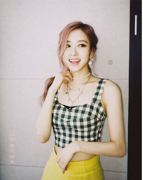 Rosé Instagram Update, Rosé Instagram, Wallpaper Collection, Jennie Lisa, Rosé Blackpink, Fan Fiction, Kim Jisoo, Blackpink Photos, Forever Young