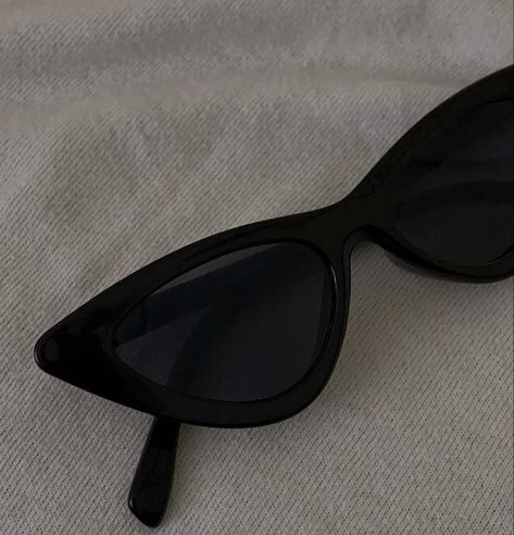 Goggles Aesthetic, Goggles Sunglasses Women, Aesthetic Grunge Black, Black Sunglasses Women, Aesthetic Sunglasses, Sunglasses Aesthetic, Classy Glasses, Fancy Glasses, Dark Sunglasses