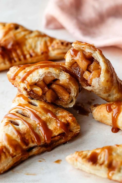 These are extra flaky puff pastries stuffed with apple cinnamon filling. Today's apple turnovers come together with homemade puff pastry dough, gooey rich apple filling, and a drizzle of homemade caramel sauce on top. You can skip the from-scratch dough and use store-bought puff pastry if desired. Recipe on sallysbakingaddiction.com Apple Pop Tarts, Puff Pastry Apple Turnovers, Apple Pastries, Puff Pastry Apple, Gluten Free Apple Pie, Dessert Apple, Apple Pastry, Gluten Free Apple, Gluten Free Puff Pastry