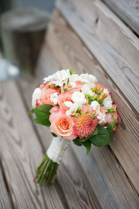 White Calla Lily Bouquet, Elegant Backyard Wedding, Color Durazno, Elegant Backyard, Small Wedding Bouquets, Teardrop Bouquet, Wedding Bouquet Ideas, Long Stem Flowers, Calla Lily Bouquet