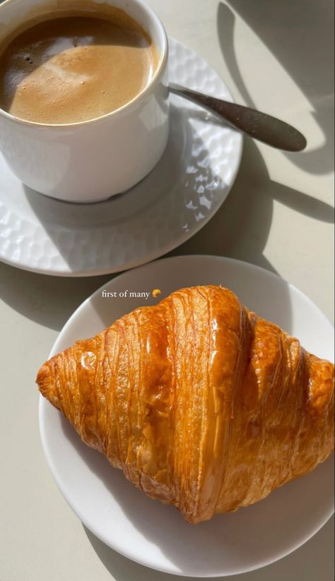 Croissant And Coffee Aesthetic, Croissant Aesthetic, Croissant And Coffee, Coffee And Croissants, Coffee Shop Aesthetic, Food Snapchat, Cafe Food, Coffee Recipes, Food Cravings