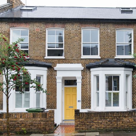 bright-and-fun-Victorian-home-in-south-London-7 Yellow Brick Victorian House Exterior, Double Fronted House Uk, Double Fronted Victorian House, Victorian Terrace Exterior, Victorian Garden Ideas, Modern Victorian Homes Interior, Edwardian Villa, Victorian House London, Victorian Facade