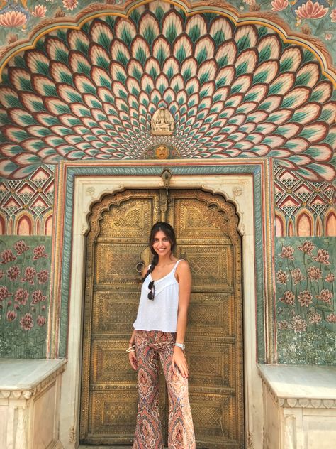 Delhi Aesthetic Outfit, Jaipur Dressing Style, Jodhpur Outfit Women, Jaipur Outfits Ideas Travel, Udaipur Aesthetic Outfits, Rajasthan Aesthetic Outfits, Jaipur Aesthetic Outfits, Outfits For Jaipur Trip, Udaipur Fits