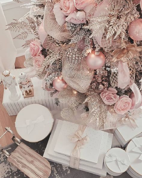 Pink Christmas tree with romantic, feminine, pretty factor @chic.interior.design. Rose Gold Christmas Decorations, Pink Christmas Decor, Flocked Christmas Tree, Girly Christmas, Rose Gold Christmas, Pastel Christmas, Glam Christmas, Pink Xmas, Christmas Tablescape