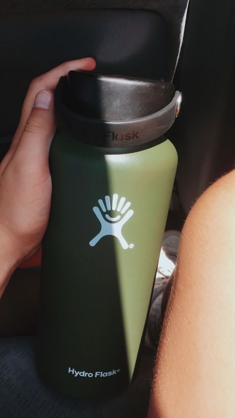 Green Hydro Flask, Green Hydroflask, Green Water Bottle, Hydro Flask Water Bottle, Water Bottle Design, Hydro Flask, Infused Water, Insulated Water Bottle, Bottle Design