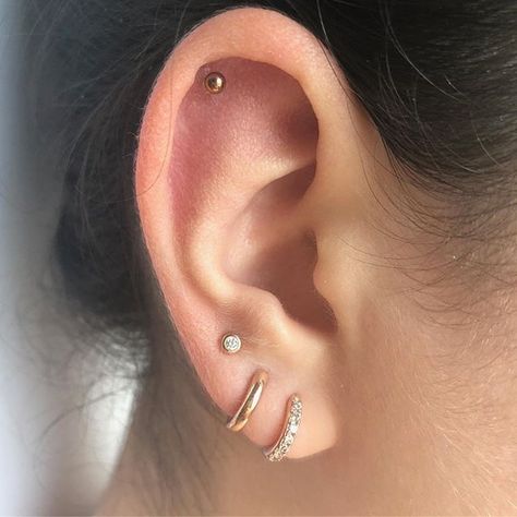 Minimalist Ear Piercings, Ear Peircings, Ear Piercing Studs, Cool Ear Piercings, Pretty Ear Piercings, Cute Ear Piercings, Bezel Earrings, Cute Piercings, Flat Back Earrings